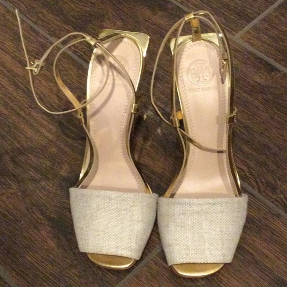 NWT Tory Burch peep toe sling back never worn in linen and gold heel